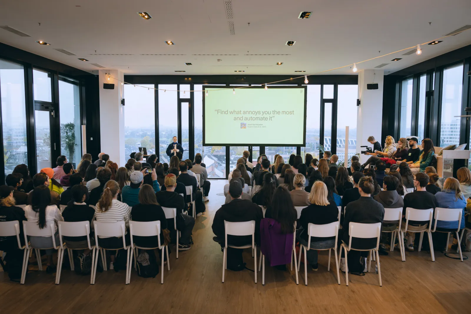 Vortrag beim Figma Maker Collective Düsseldorf. Publikum verfolgt Präsentation zu Automatisierung und KI-gestütztem UX/UI Design.